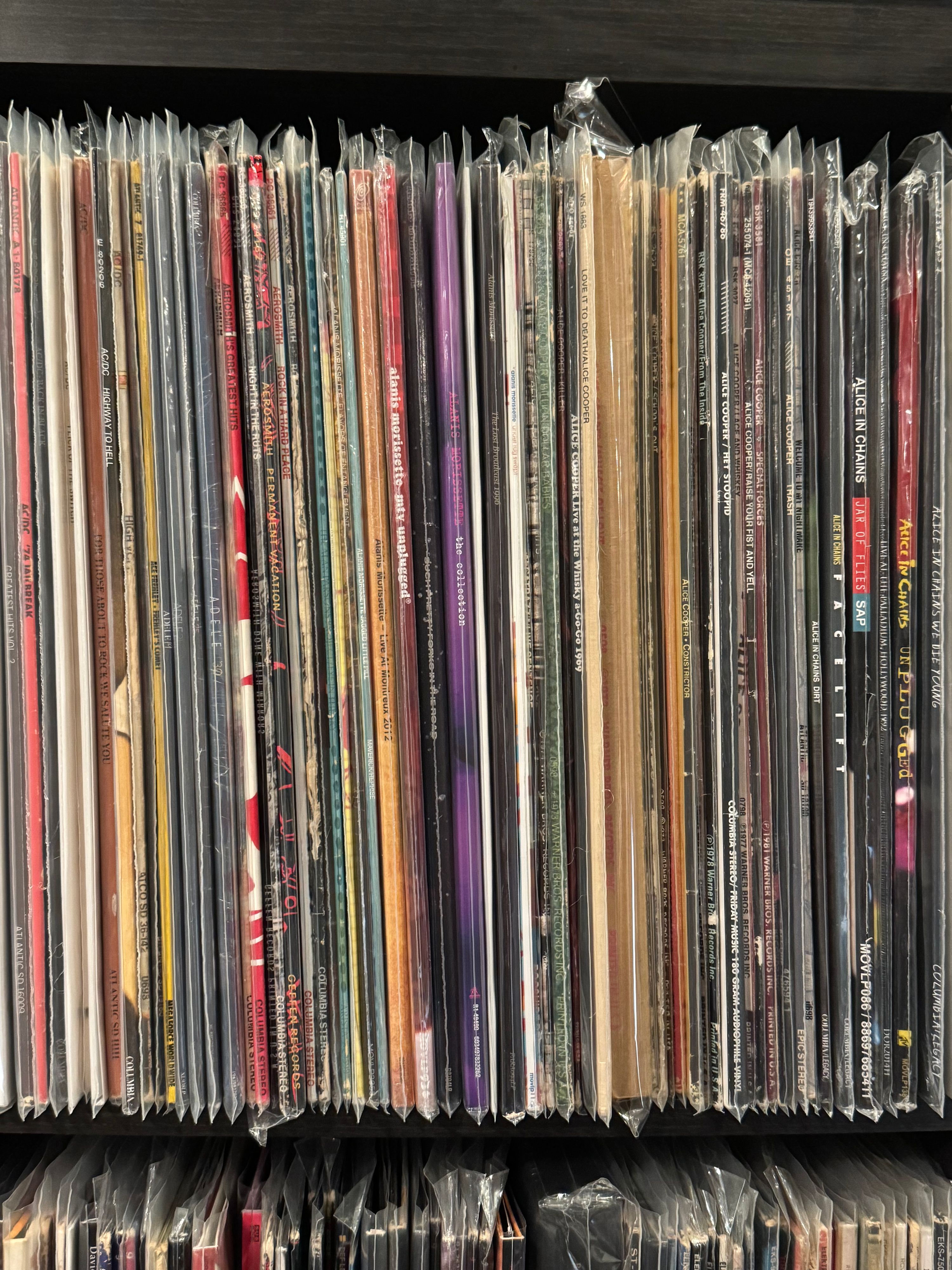 Record Heaven logo